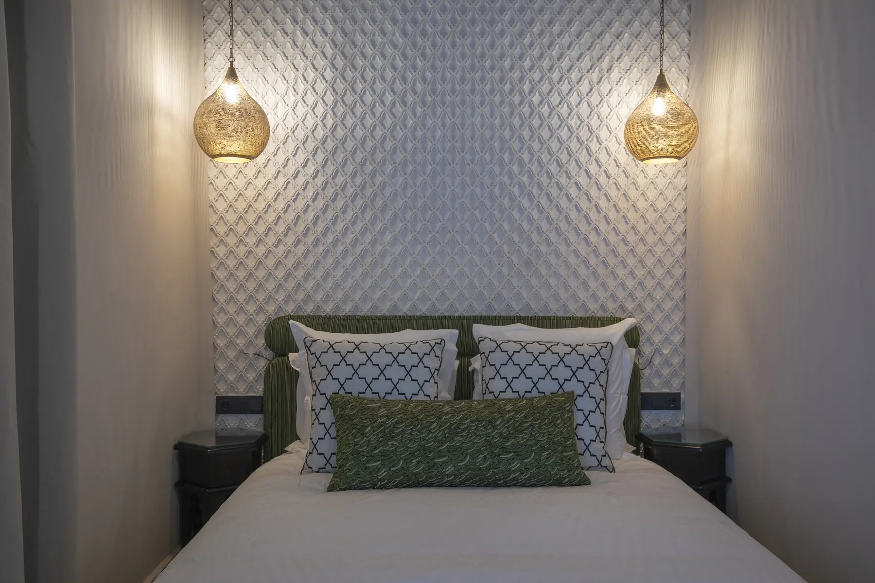 Lit et luminaires artisanaux dans une chambre du Riad Mudham
